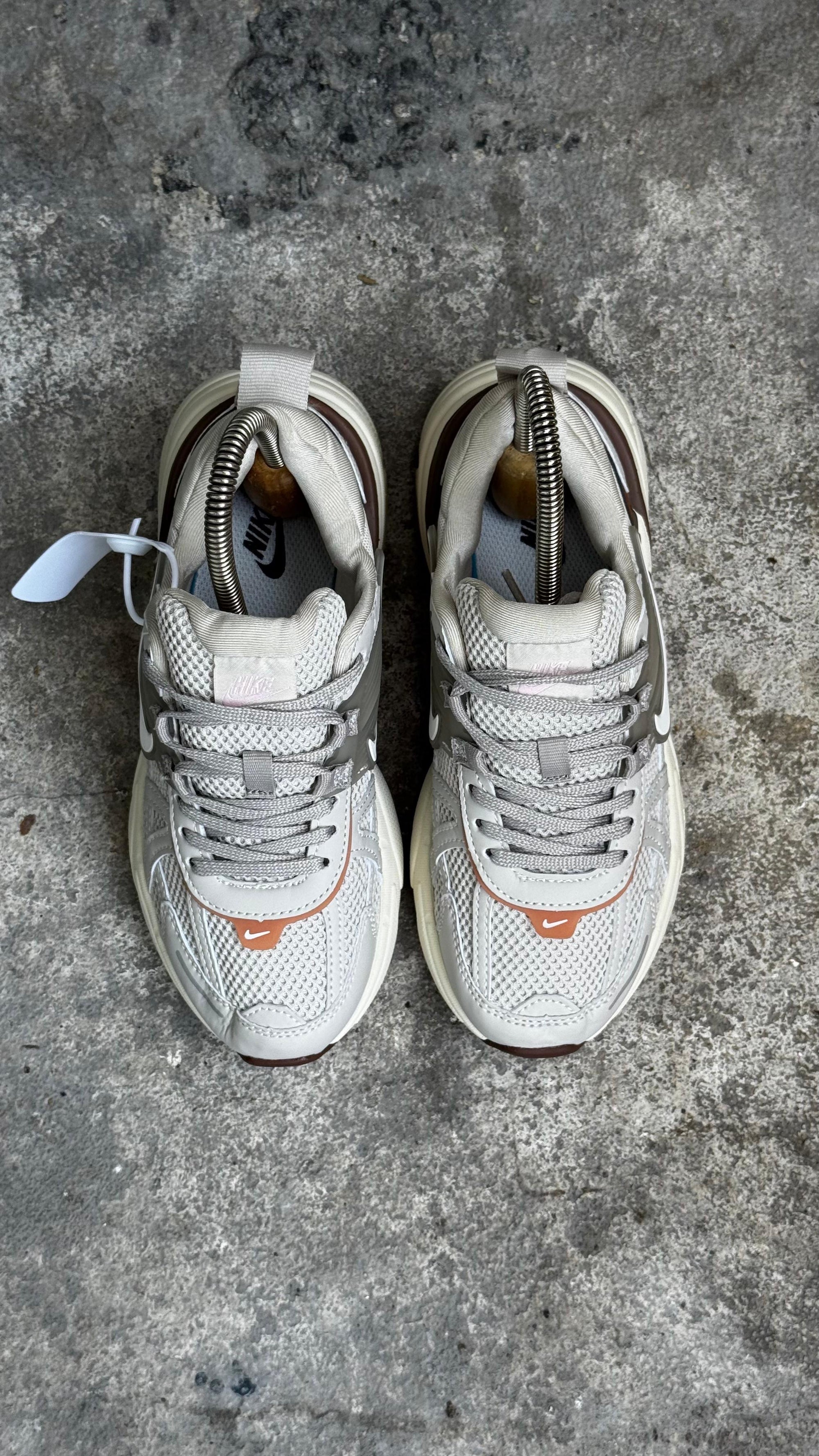 NIKE V2K CAFE CHULO BLANCO