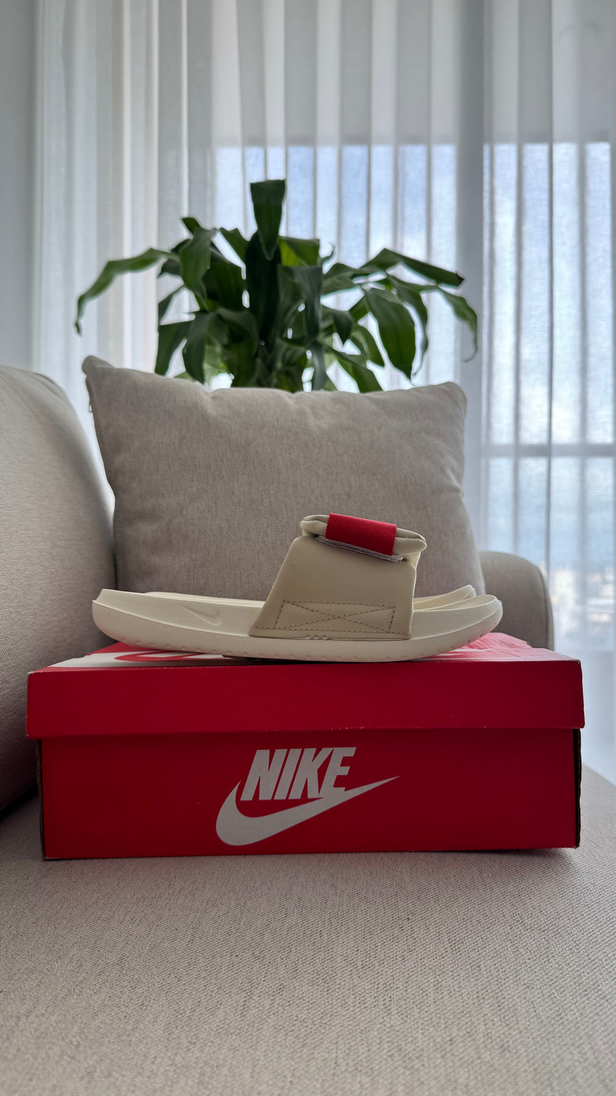 NIKE CHANCLA PANTUFLA BEIGE