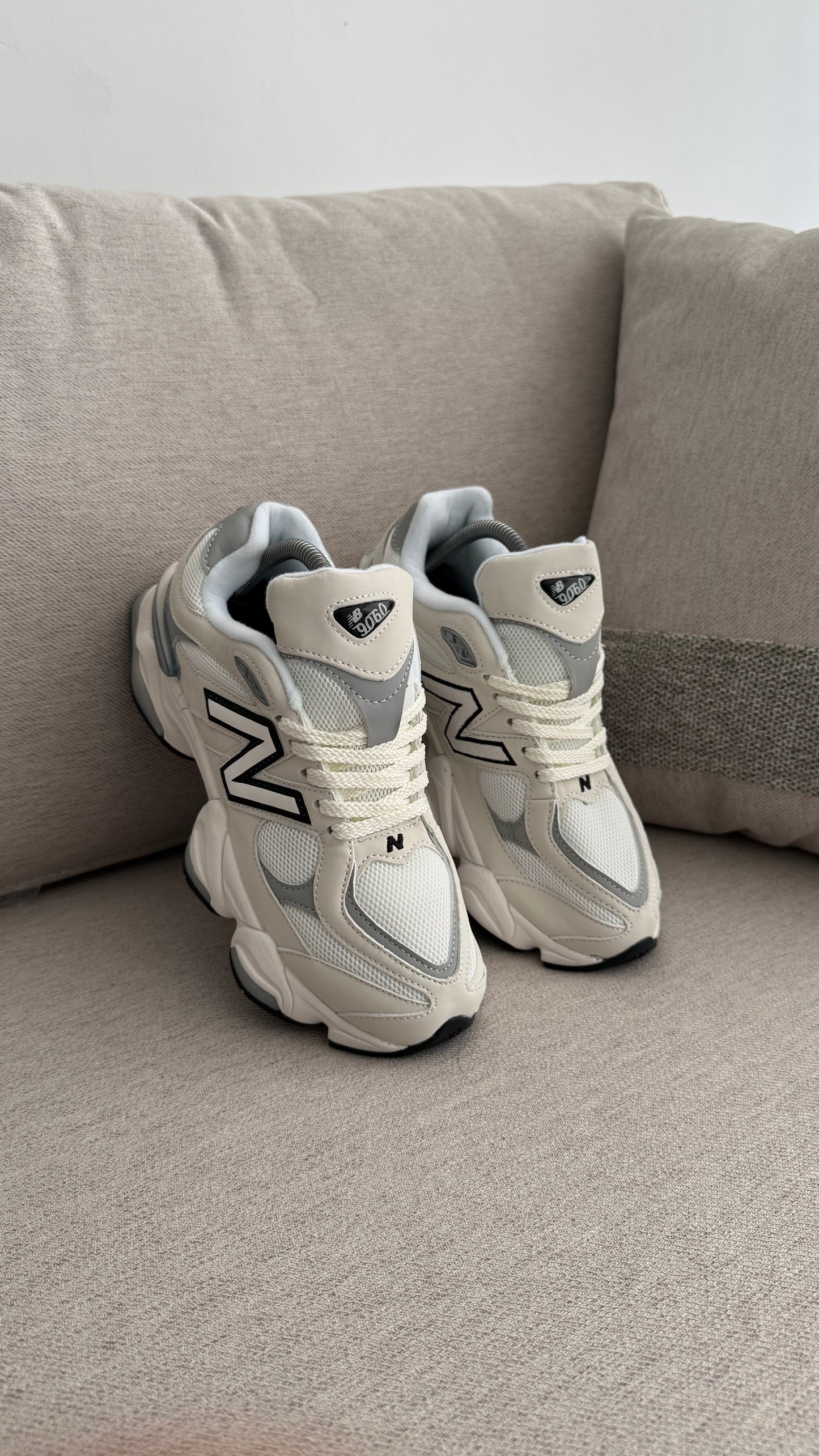 NEW BALANCE 9060 BLANCO GRIS LINEA NEGRA