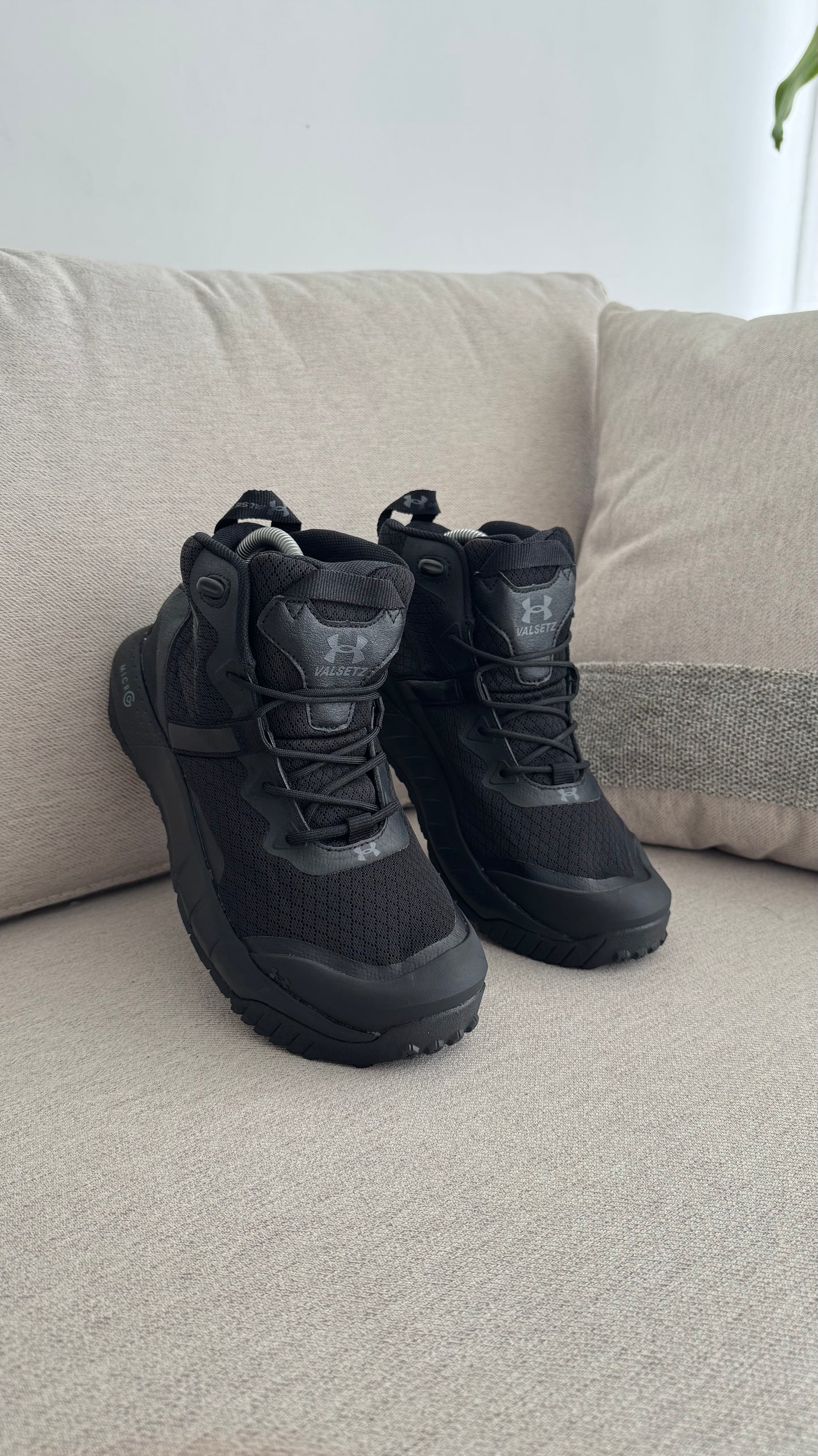 BOTA UNDER ARMOUR NEGRA CABALLERO