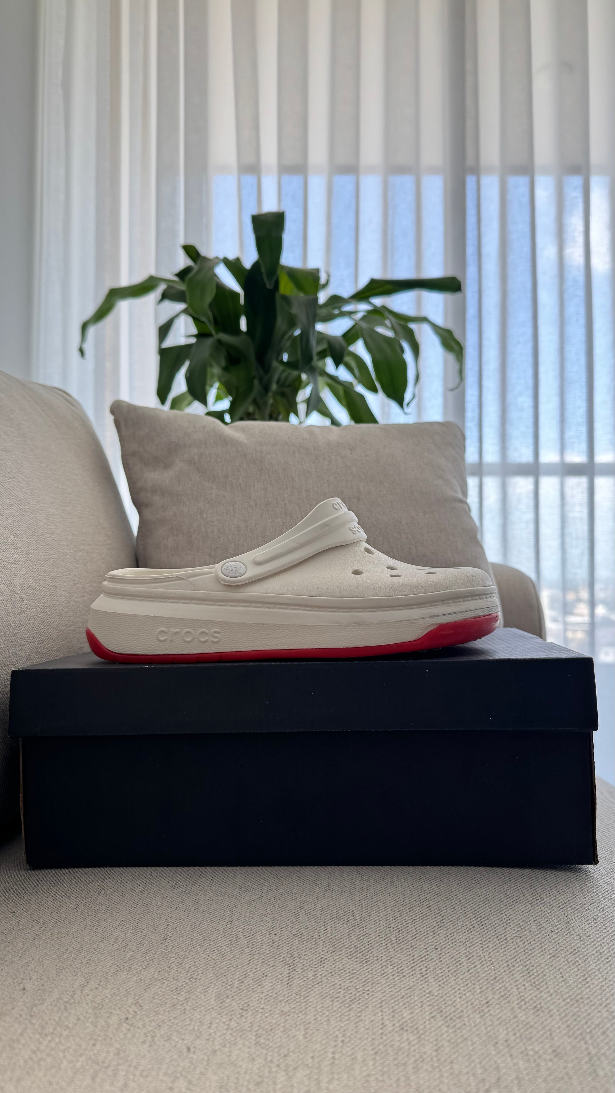 CROCS BLANCA ROJA