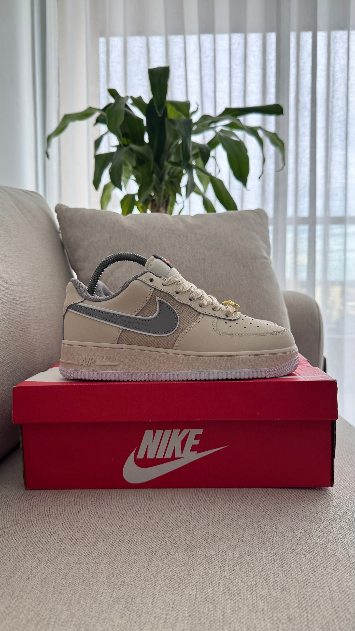 NIKE AF1 BEIGE CHULO GRIS