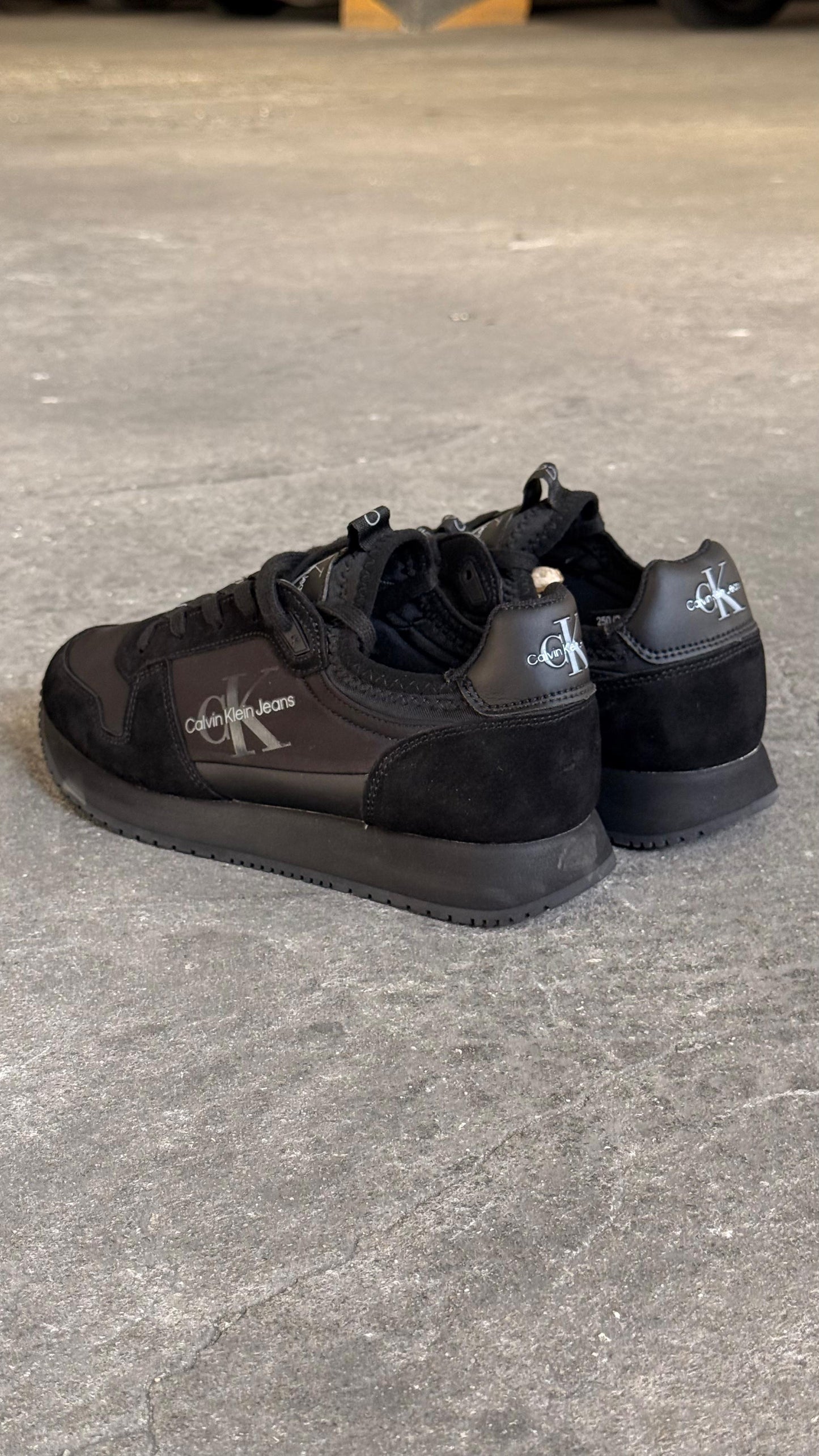 CALVIN KLEIN NEGRO GRIS