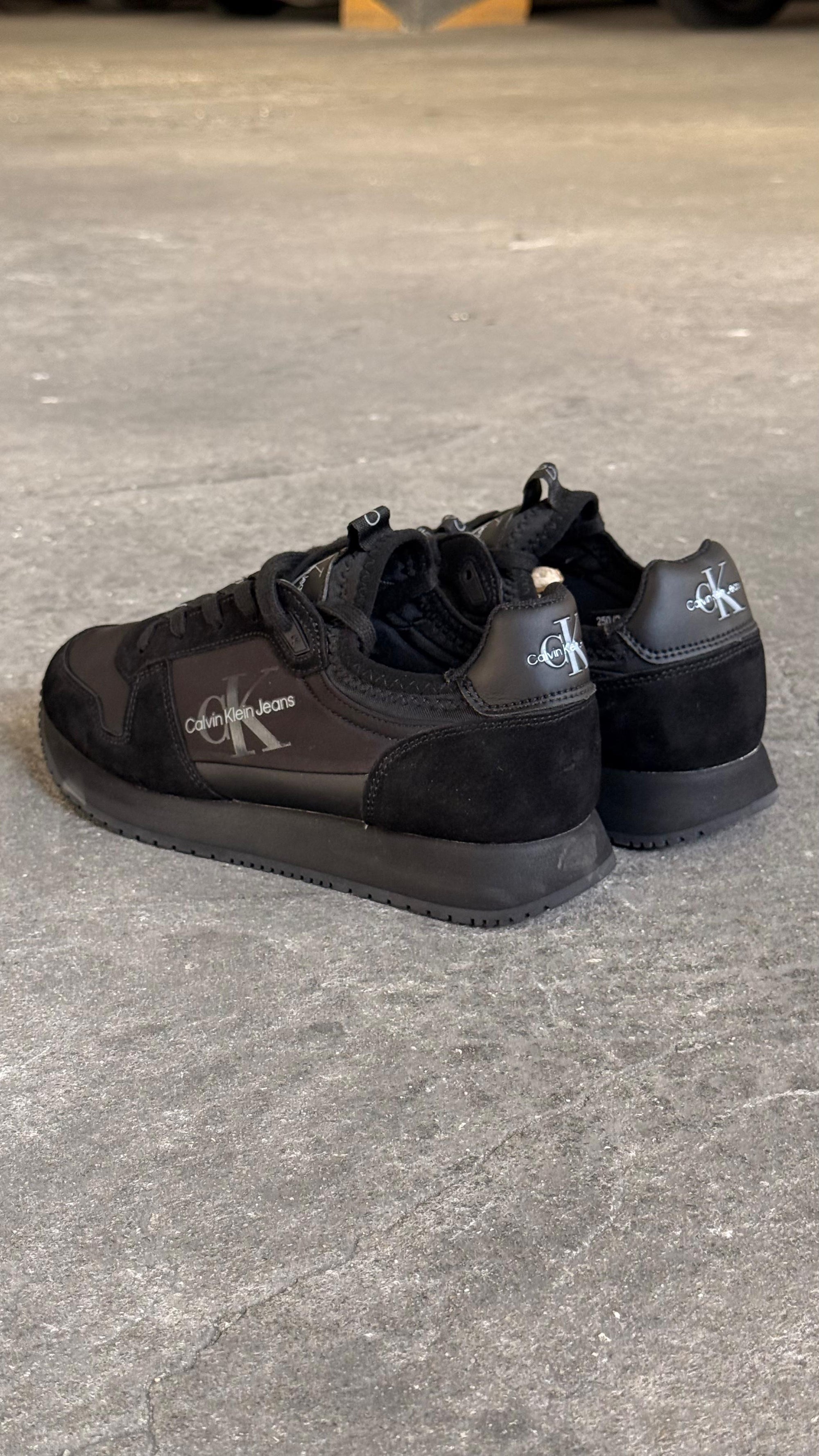 CALVIN KLEIN NEGRO GRIS