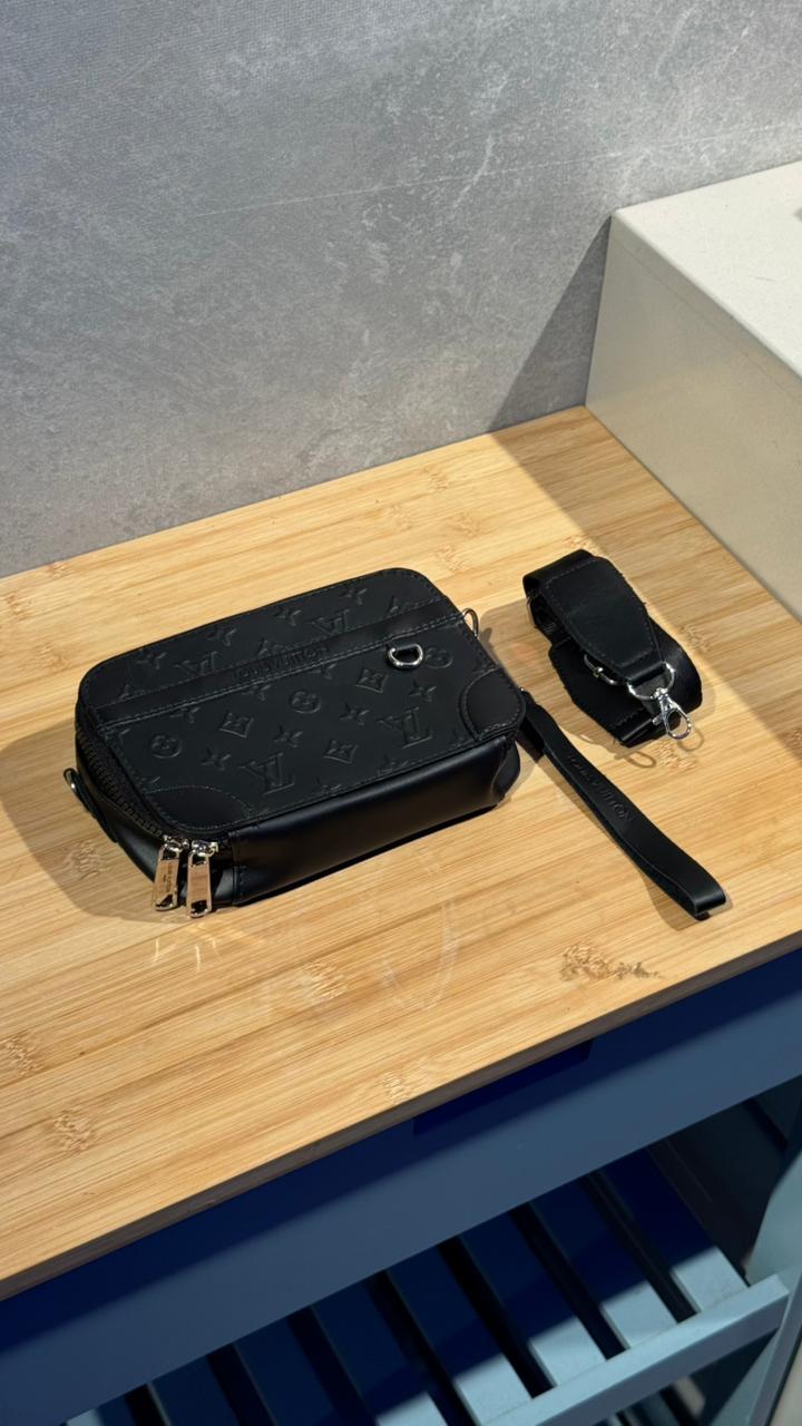 BOLSO CARRIEL PASTA DURA LOUIS VUITTON  NEGRO