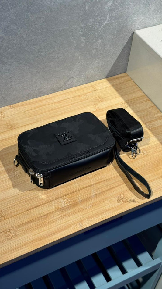 BOLSO CARRIEL PASTA DURA LOUIS VUITTON NEGRO CAMUFLADO