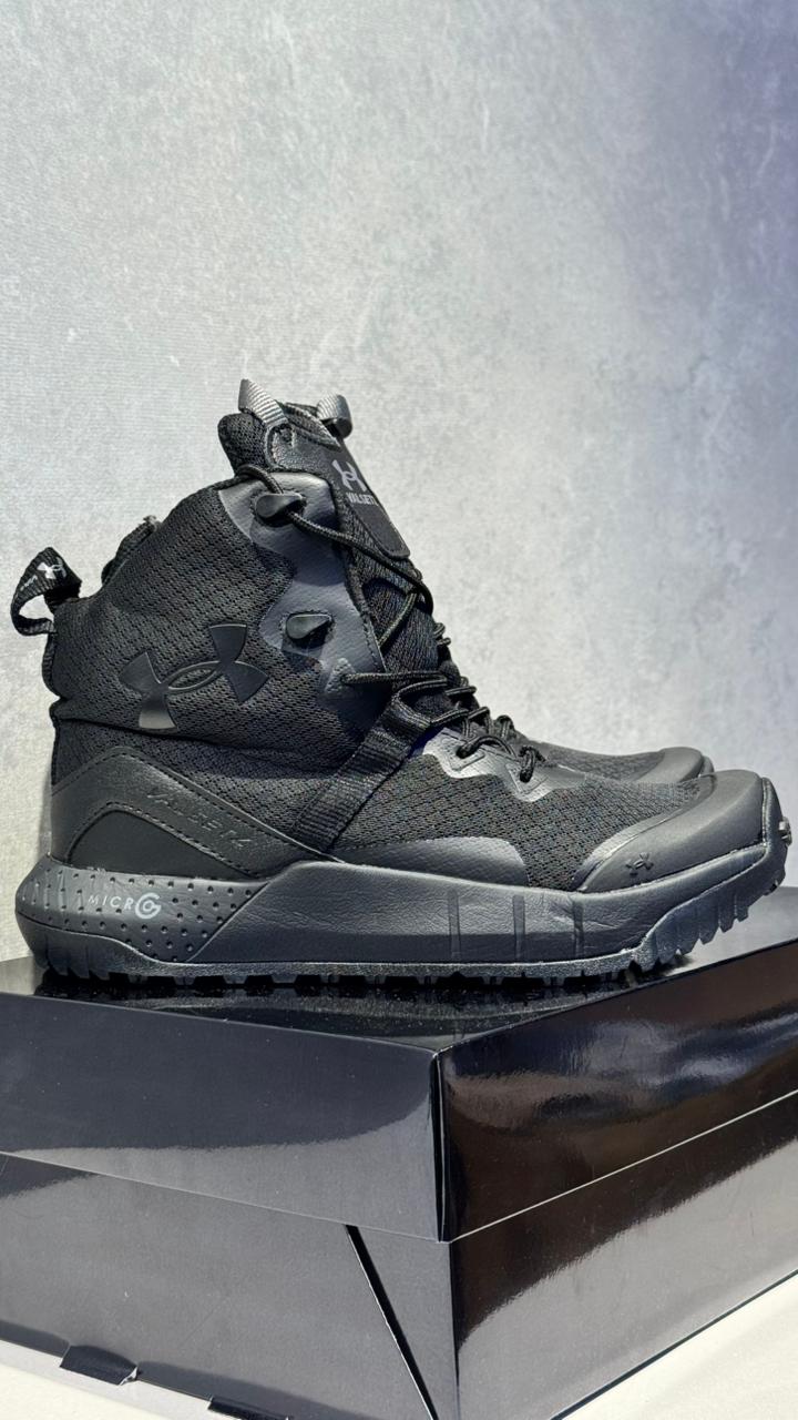BOTA UNDER ARMOUR NEGRA CORREDERA
