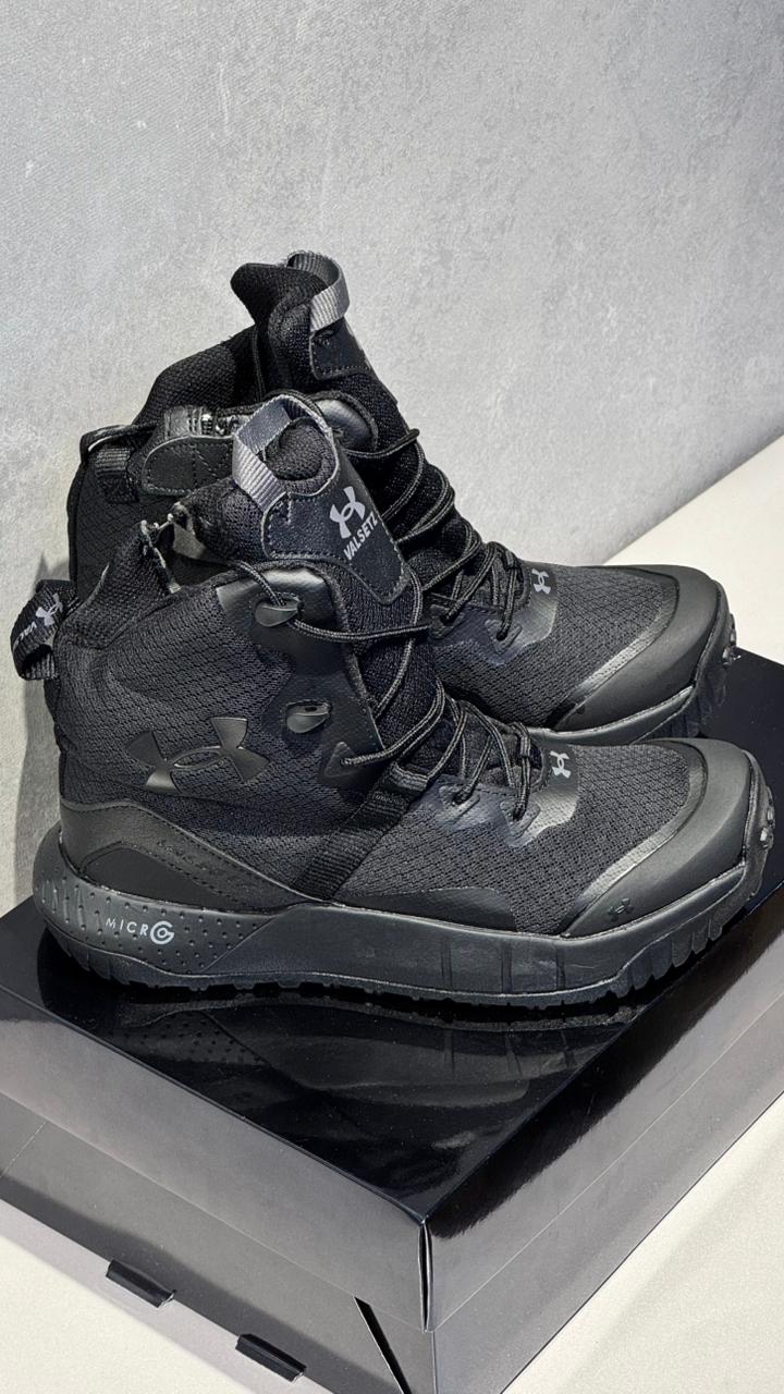 BOTA UNDER ARMOUR NEGRA CORREDERA