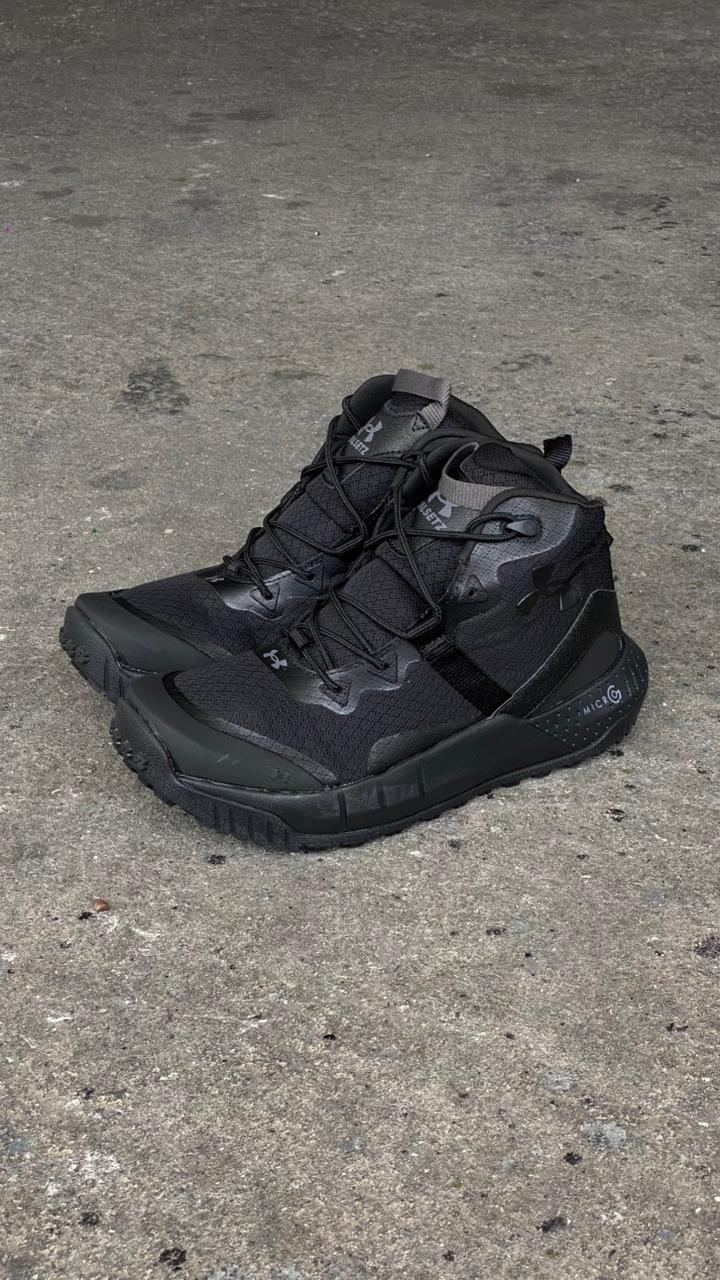 BOTA UNDER ARMOUR NEGRA CORREDERA