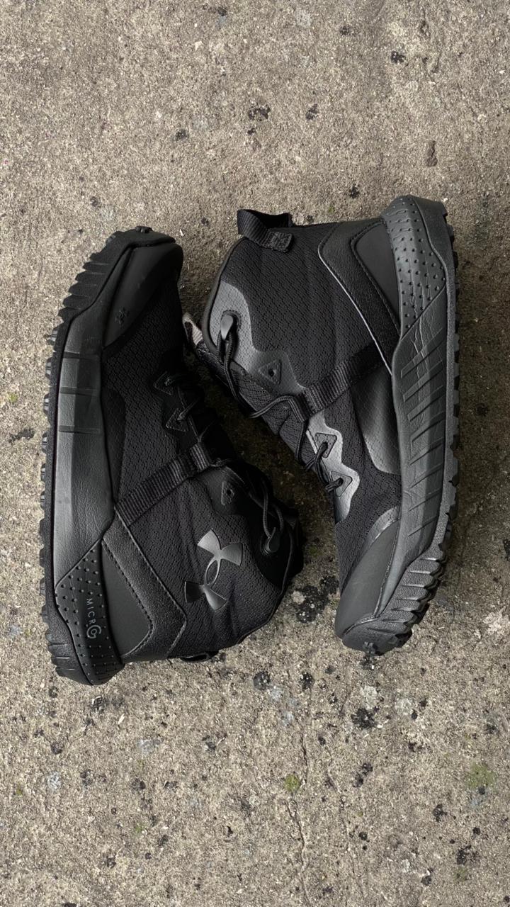 BOTA UNDER ARMOUR NEGRA CORREDERA