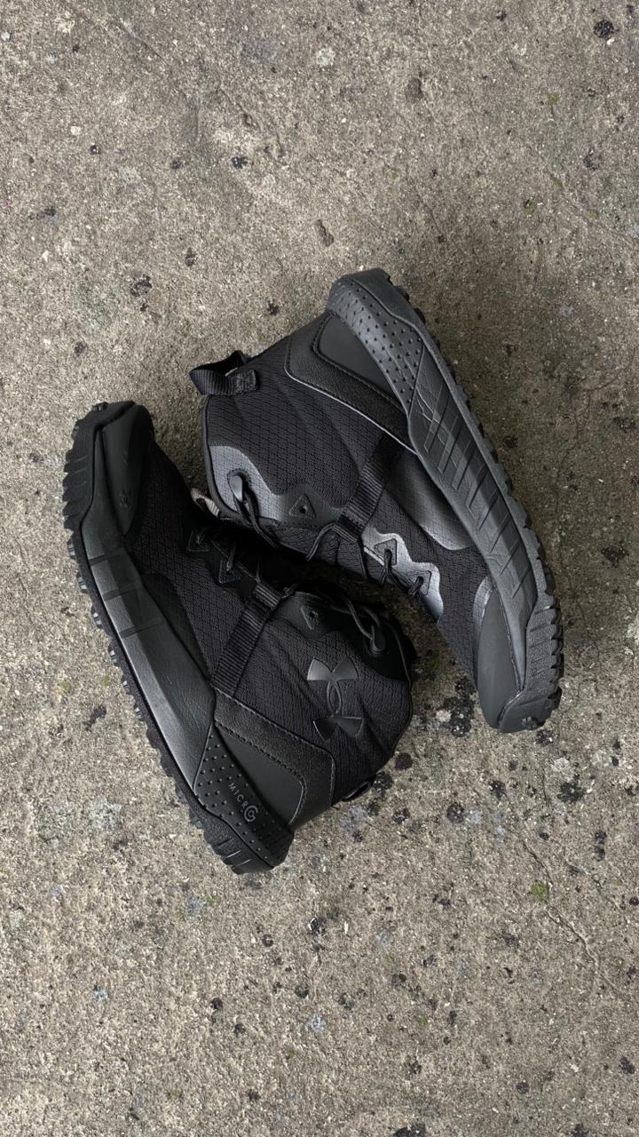 BOTA UNDER ARMOUR NEGRA CORREDERA