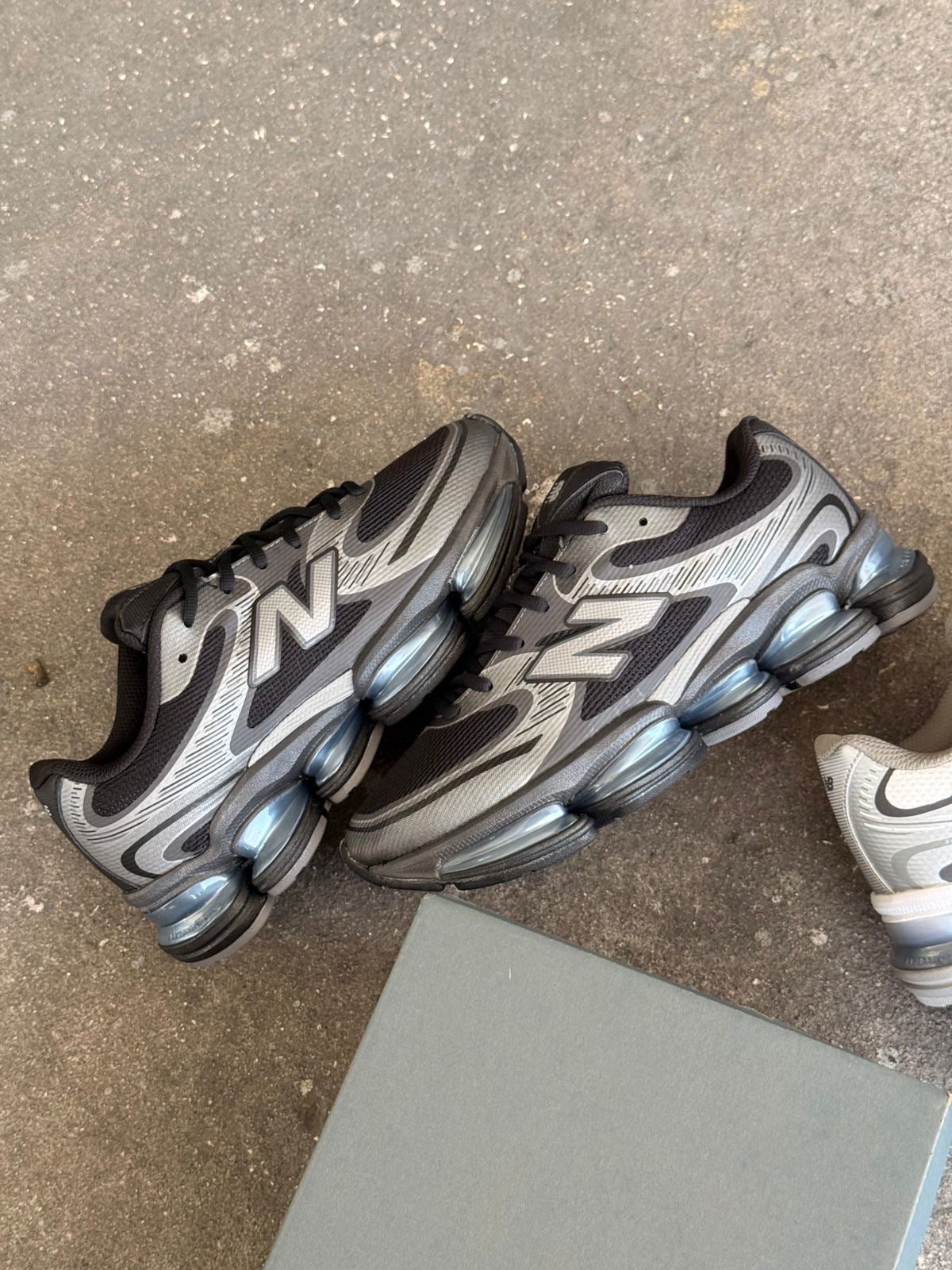 NEW BALANCE 2000 GRIS AZUL
