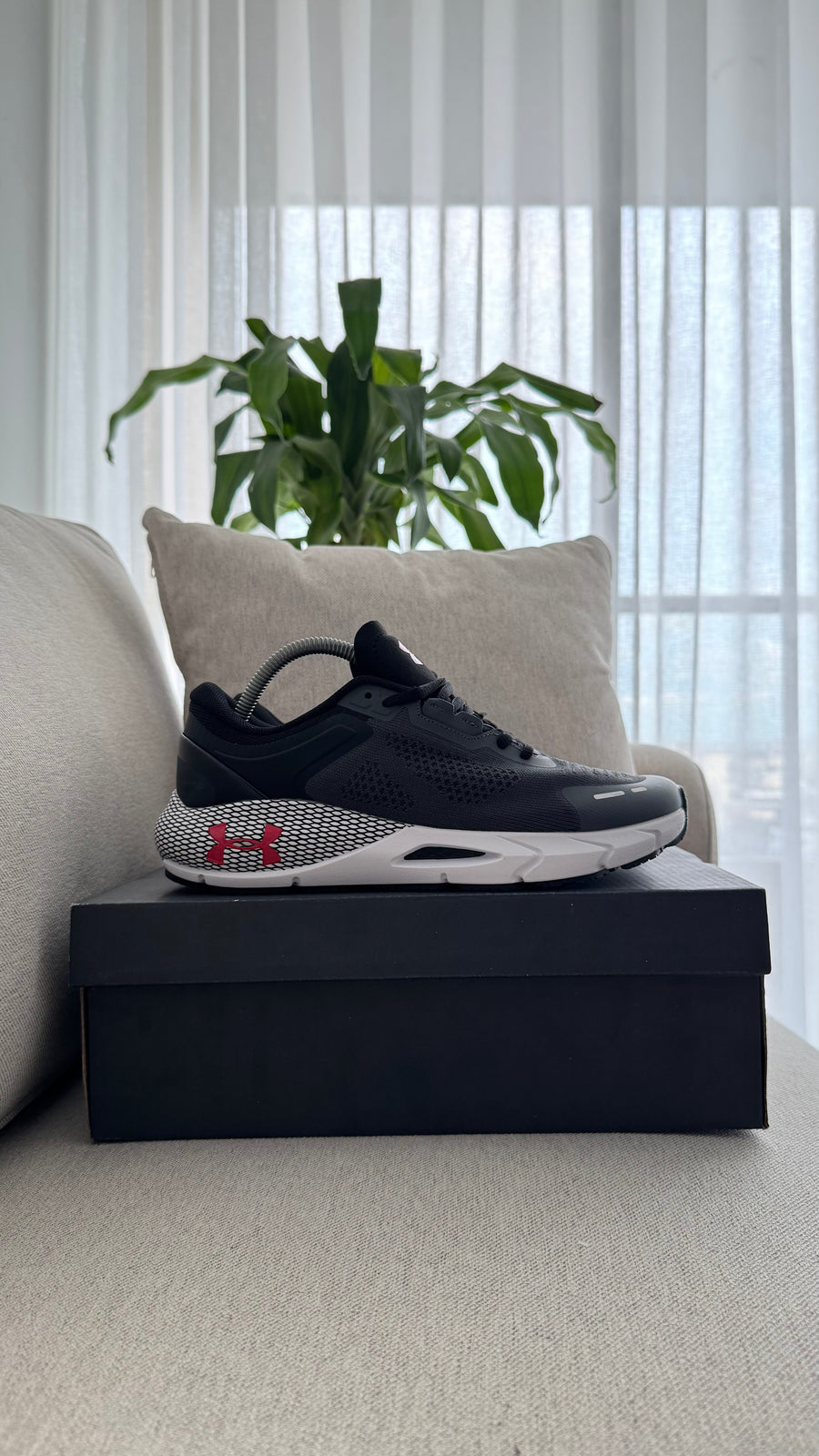 UNDER ARMOUR TENIS GRIS NEGRO