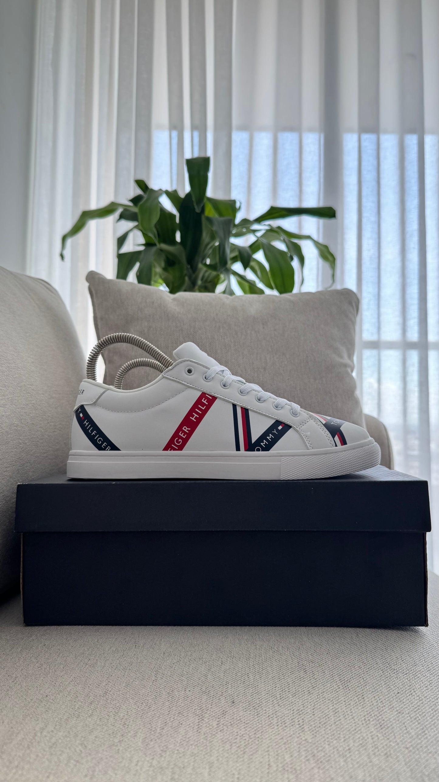 TOMMY HILFIGER ZAPATILLA BLANCA AZUL ROJA