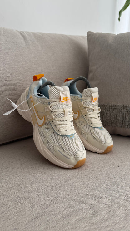 NIKE V2K BEIGE AMARILLO