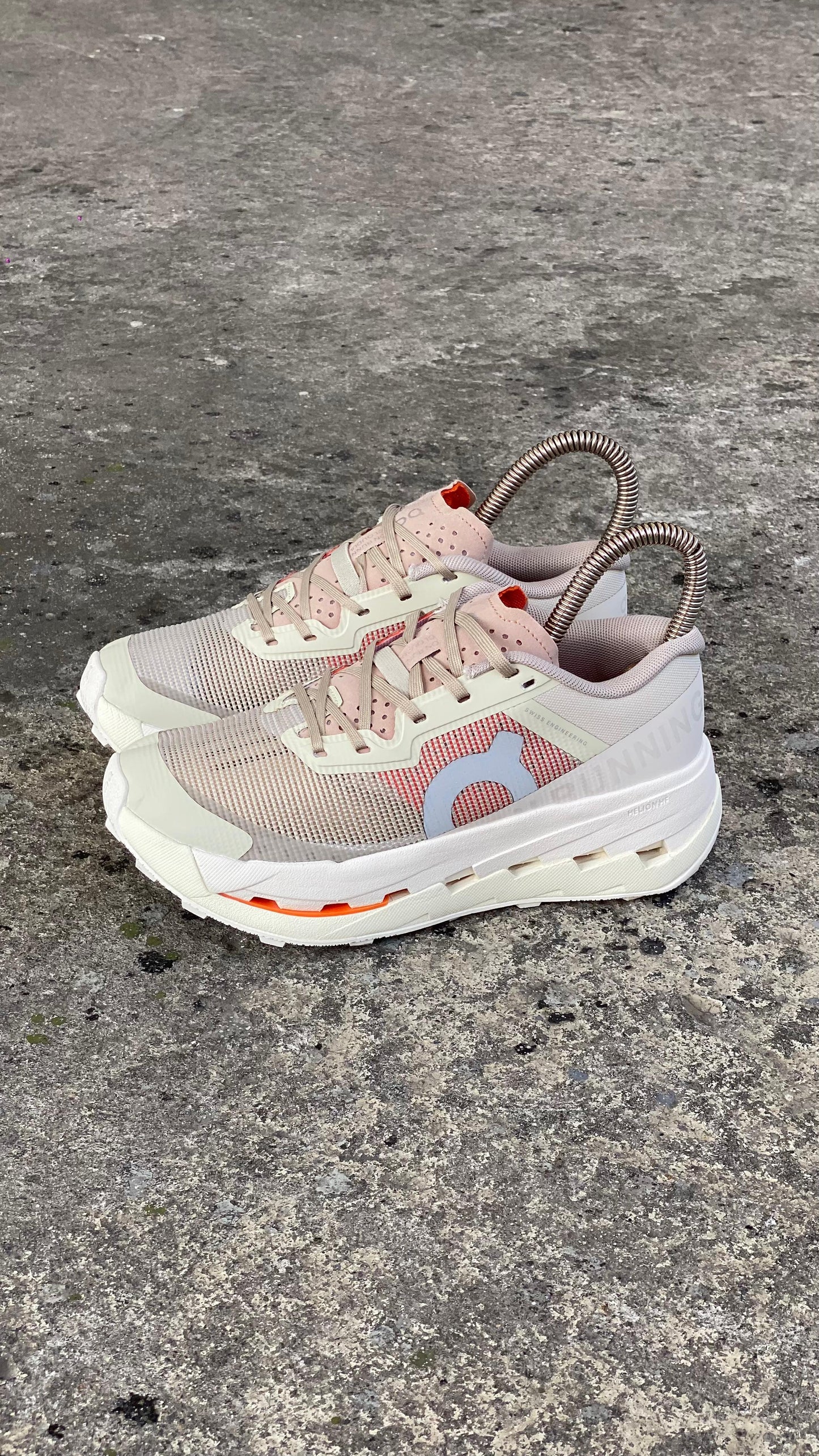 ON RUNNING BEIGE NARANJA