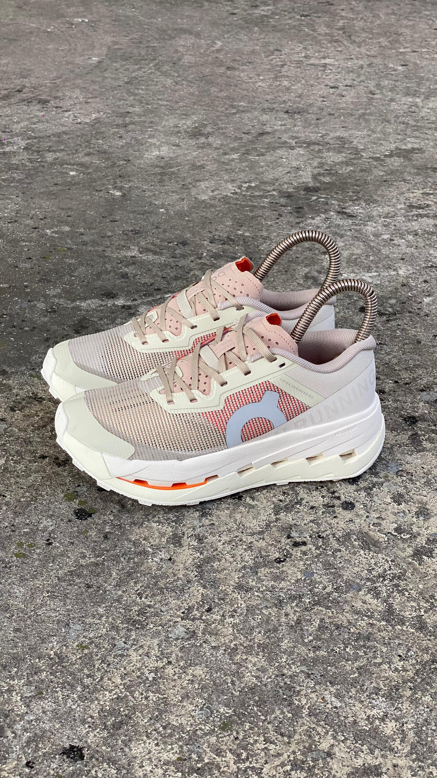 ON RUNNING BEIGE NARANJA