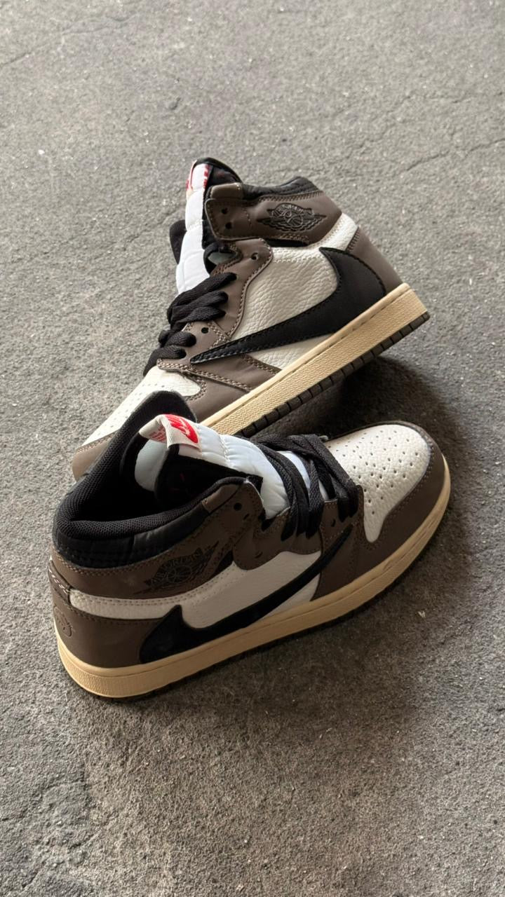 NIKE JORDAN RETRO 1 TRAVIS SCOTT BLANCO CAFE