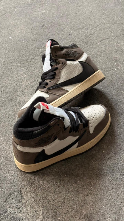 NIKE JORDAN RETRO 1 TRAVIS SCOTT BLANCO CAFE