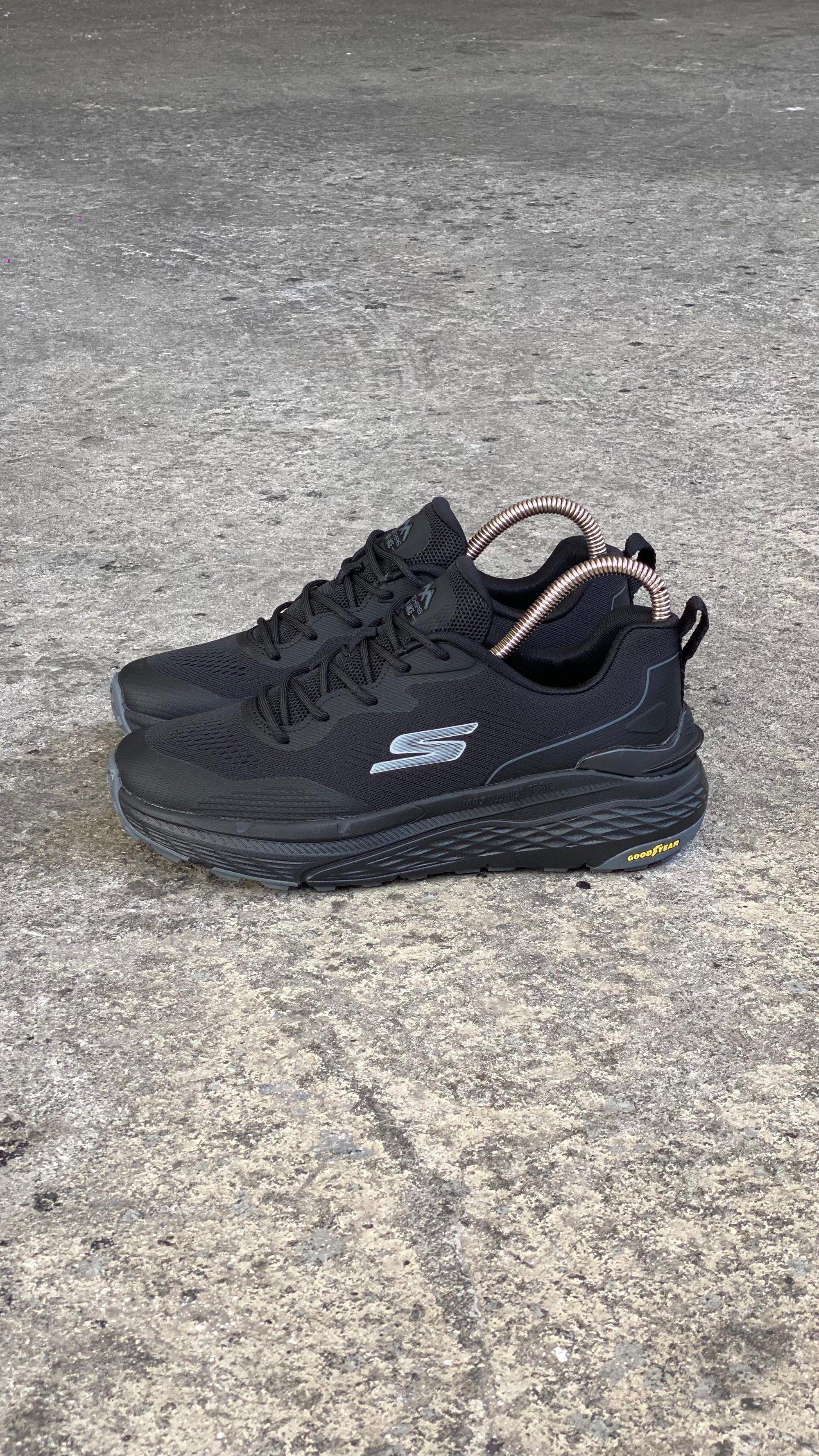 SKETCHERS GYEAR NEGRO