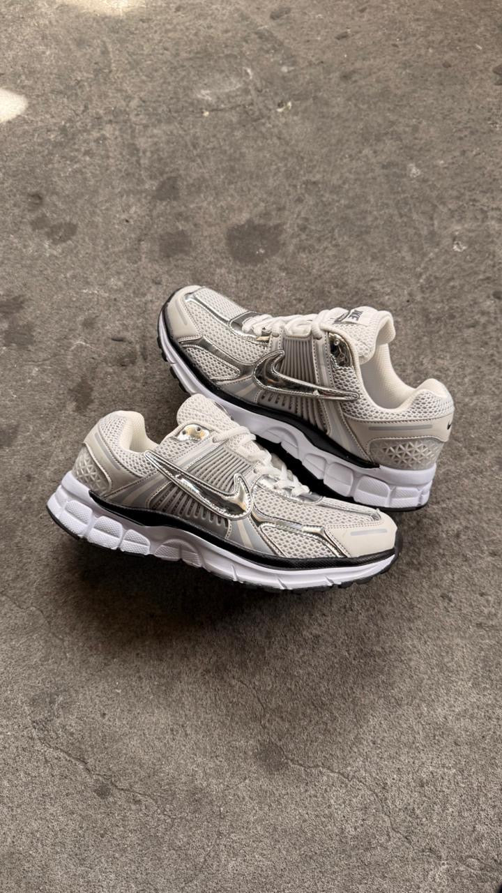 NIKE VOMERO PLATA