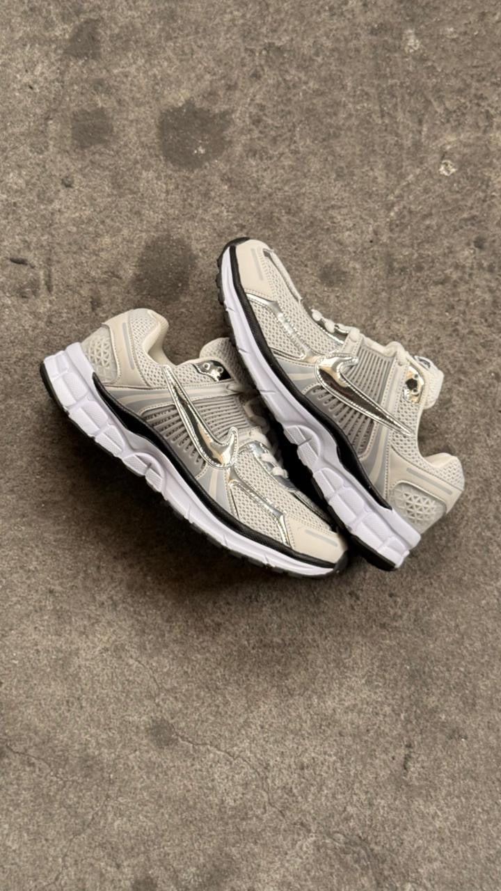 NIKE VOMERO PLATA