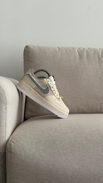 NIKE AF1 BEIGE CHULO GRIS
