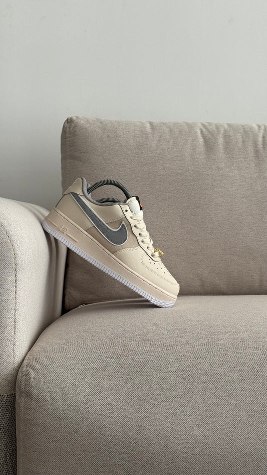NIKE AF1 BEIGE CHULO GRIS