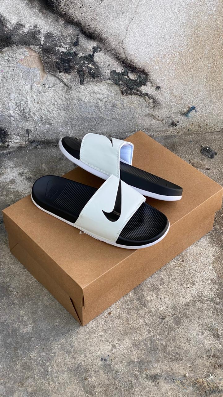 CHANCLA NIKE CLASICA BLANCO NEGRO