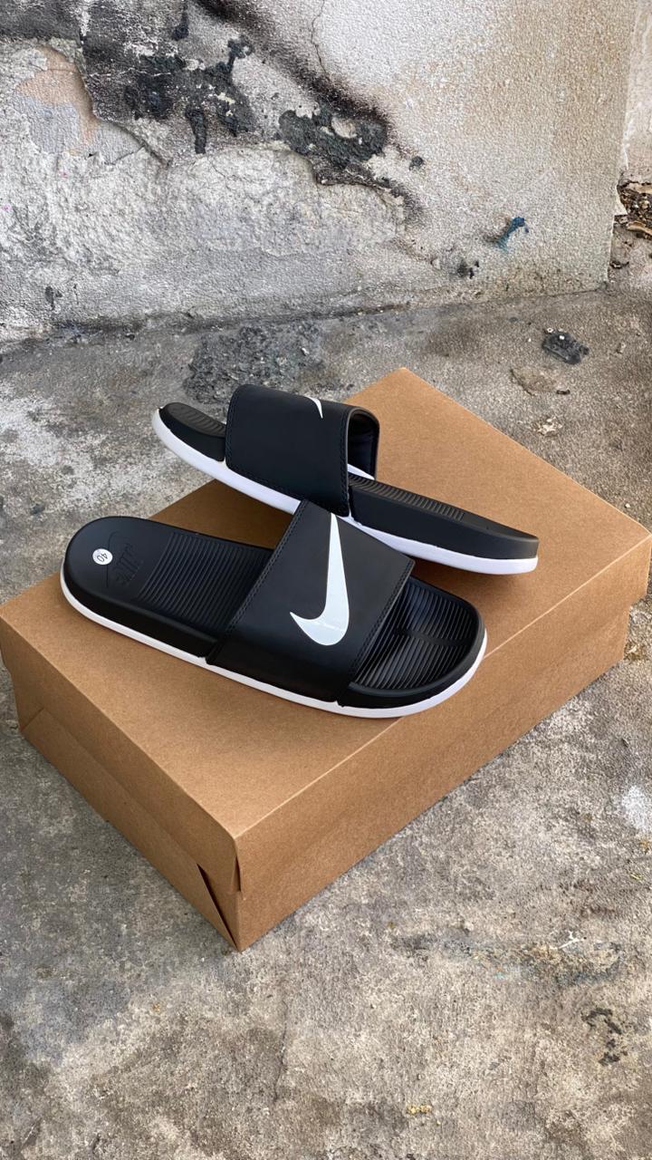 CHANCLA NIKE CLASICA NEGRO BLANCO