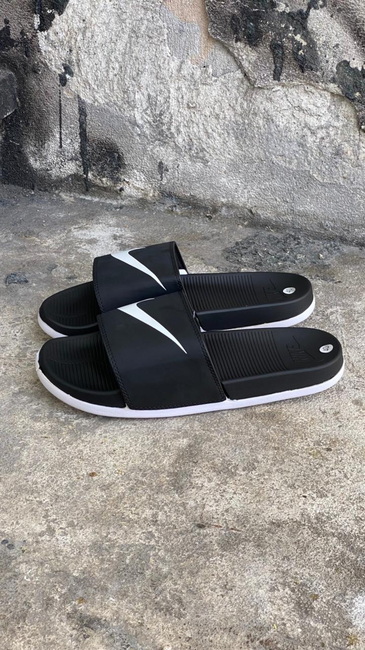 CHANCLA NIKE CLASICA NEGRO BLANCO