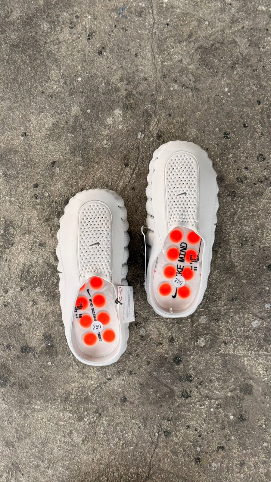 CHANCLA NIKE MIND 001 GRIS NARANJA