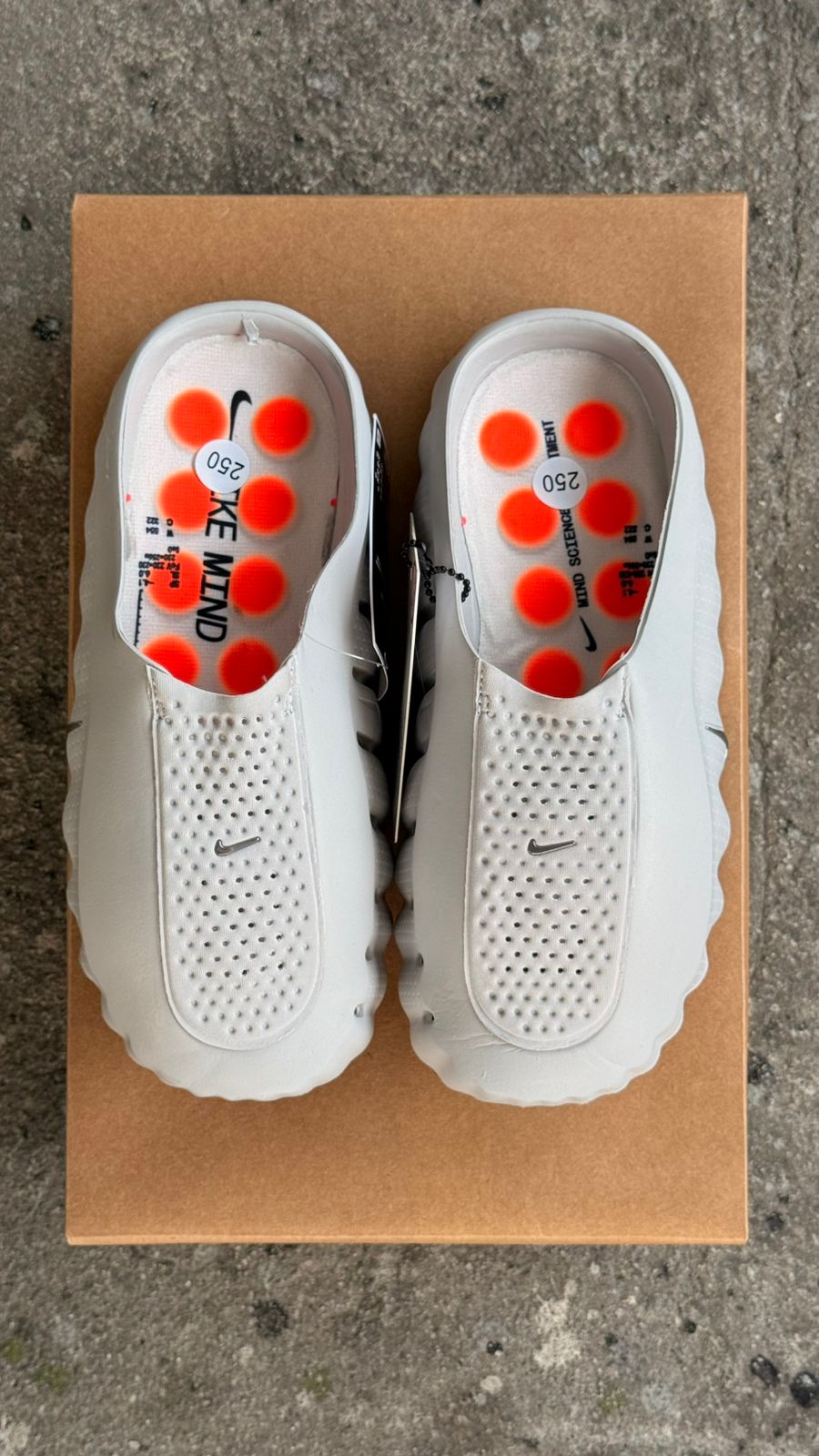 CHANCLA NIKE MIND 001 GRIS NARANJA