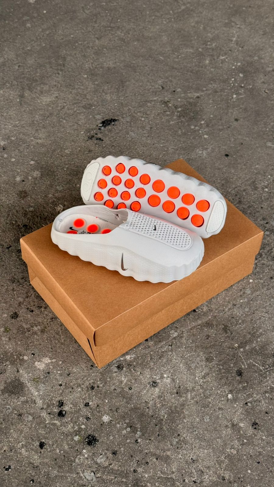 CHANCLA NIKE MIND 001 GRIS NARANJA