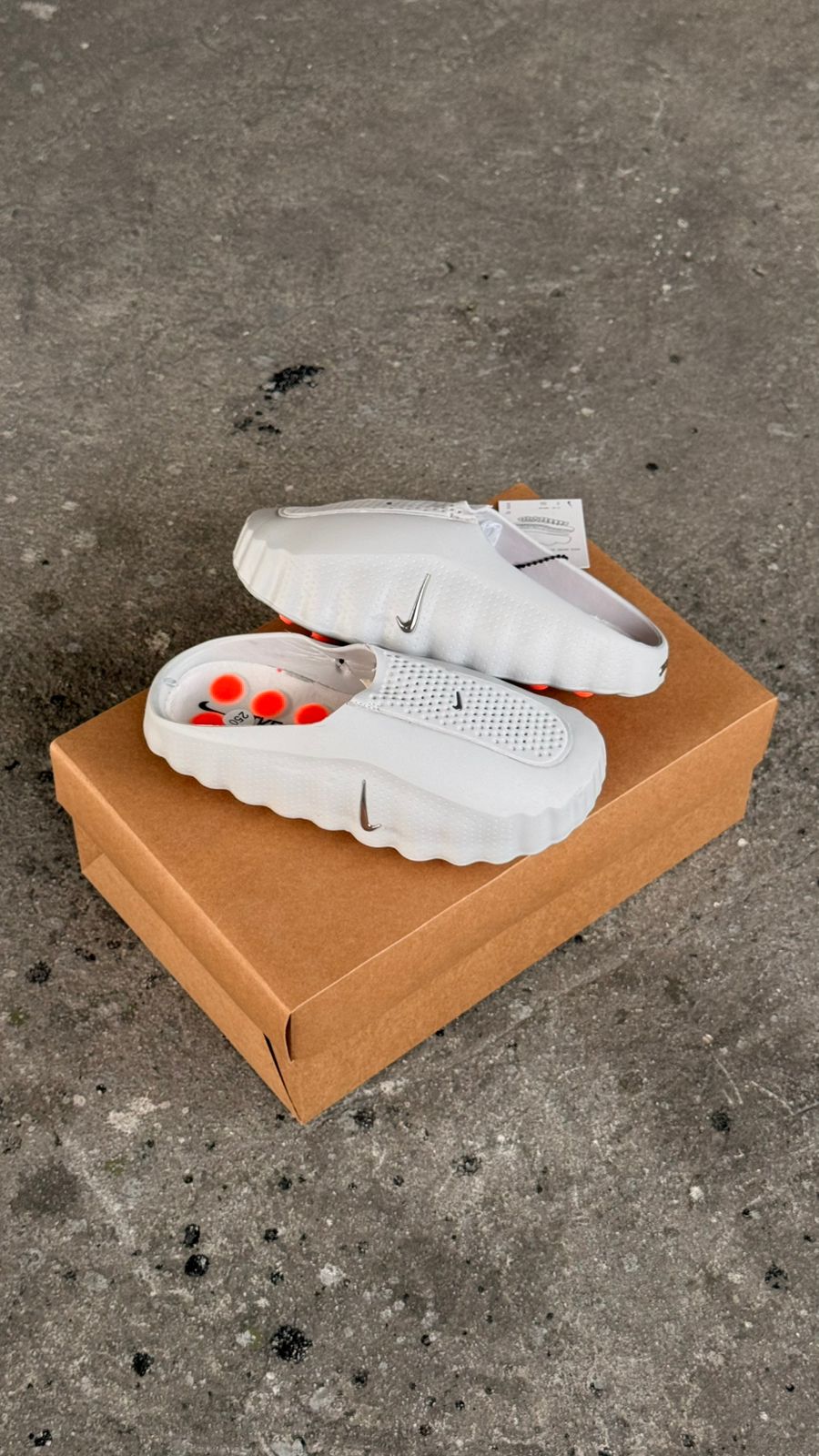 CHANCLA NIKE MIND 001 GRIS NARANJA