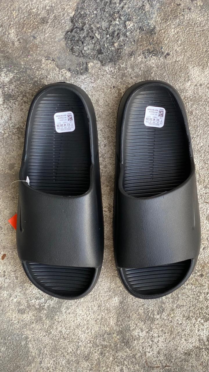CHANCLAS PANTUFLA NIKE NEGRA