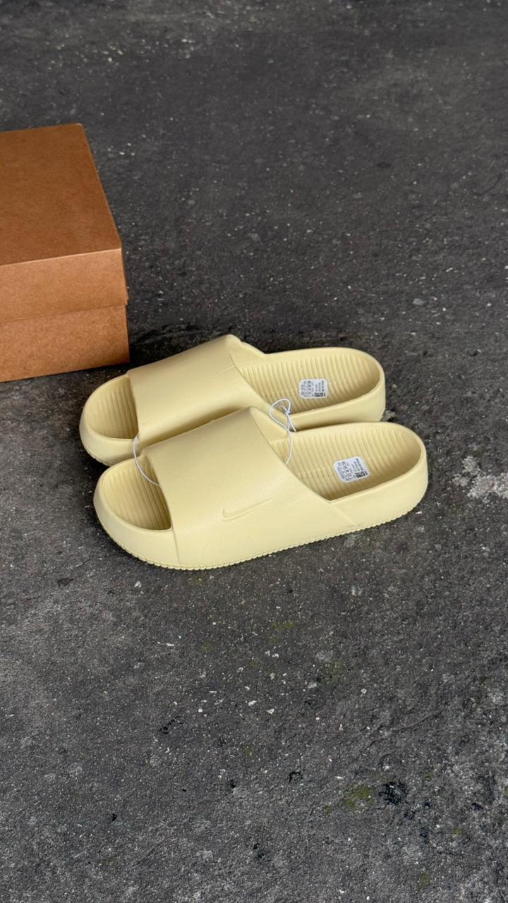CHANCLAS PANTUFLA NIKE BEIGE