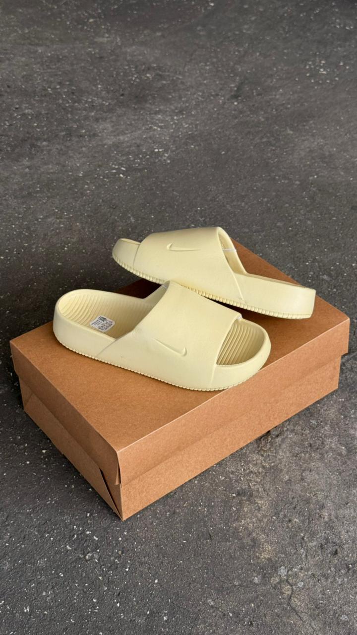 CHANCLAS PANTUFLA NIKE BEIGE