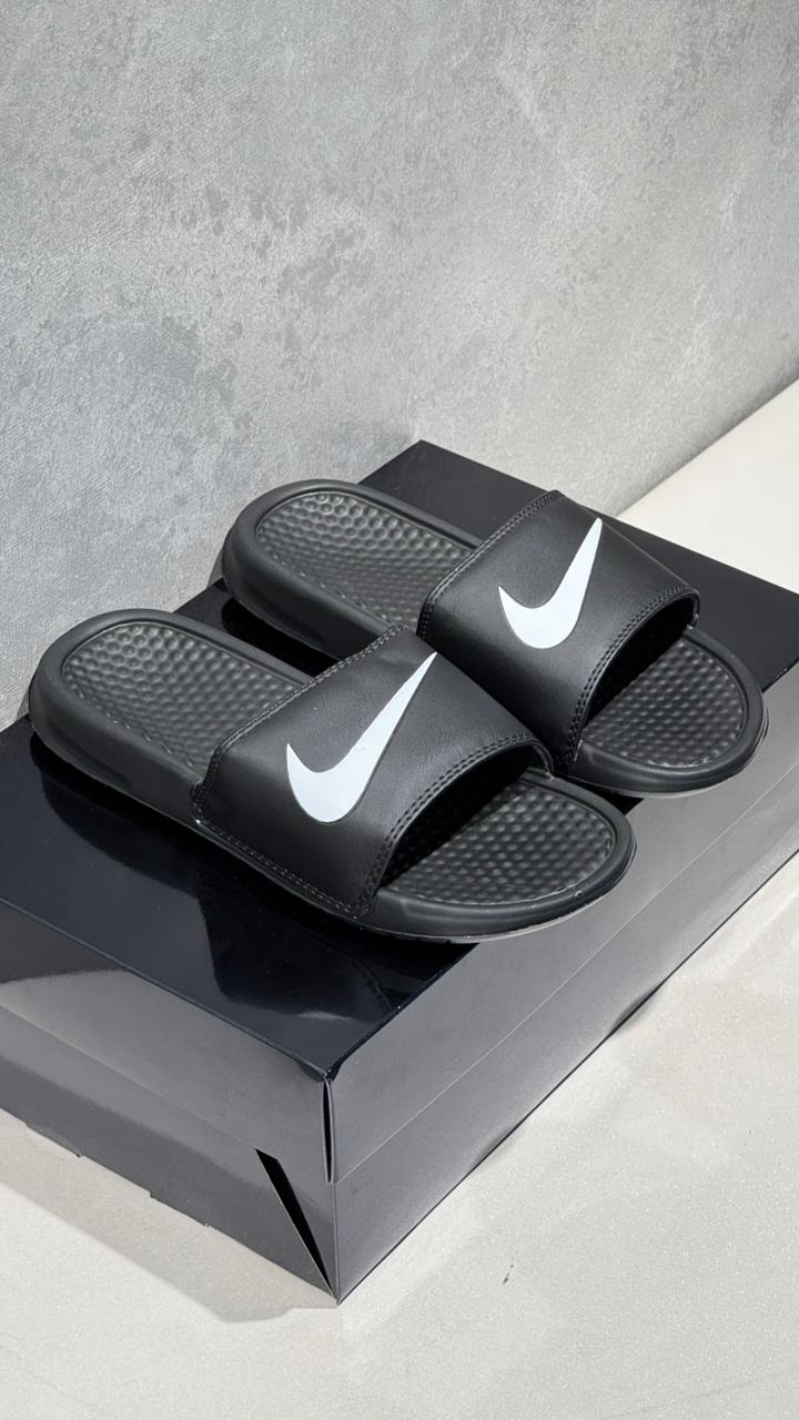 CHANCLA NIKE CLASICA NEGRA