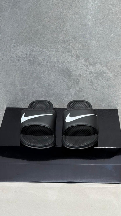 CHANCLA NIKE CLASICA NEGRA