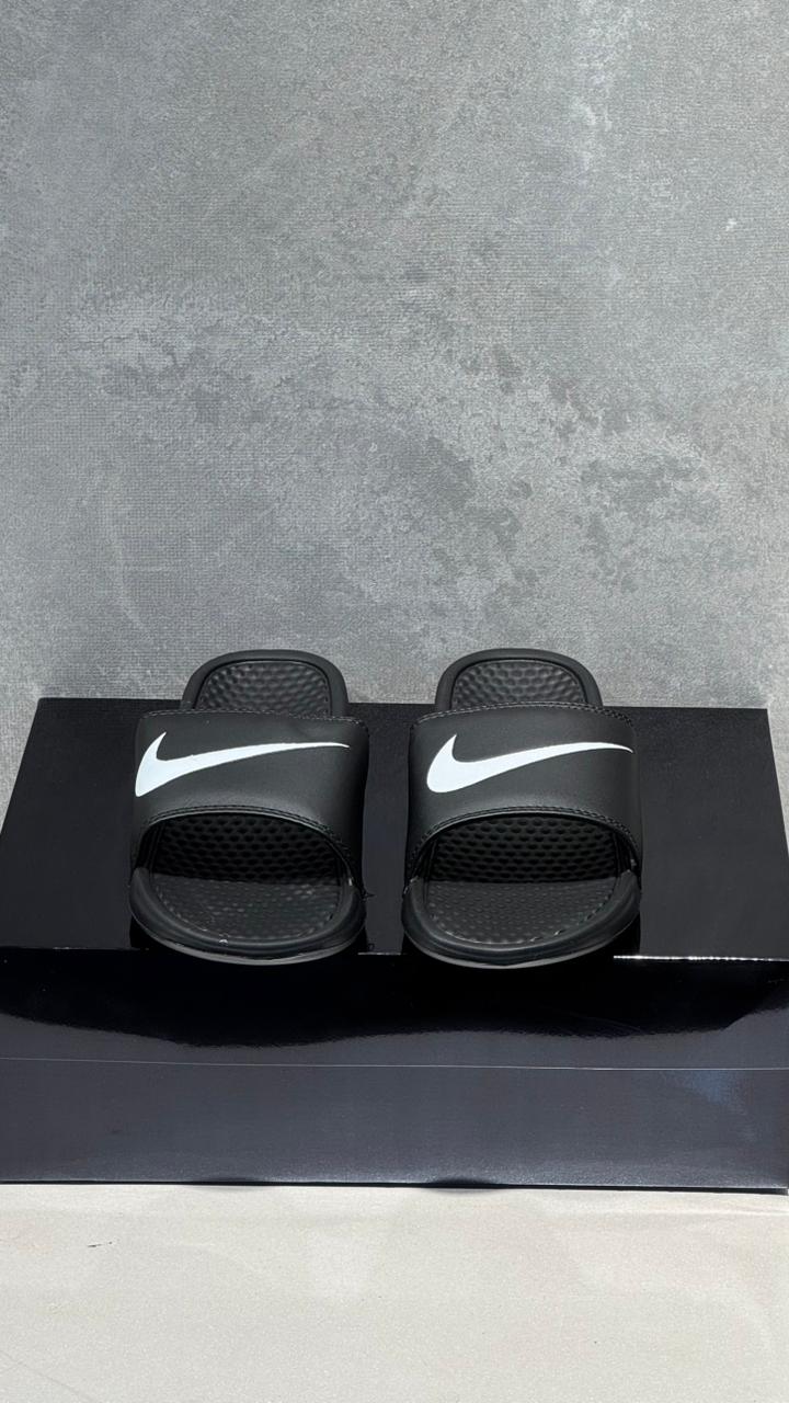 CHANCLA NIKE CLASICA NEGRA
