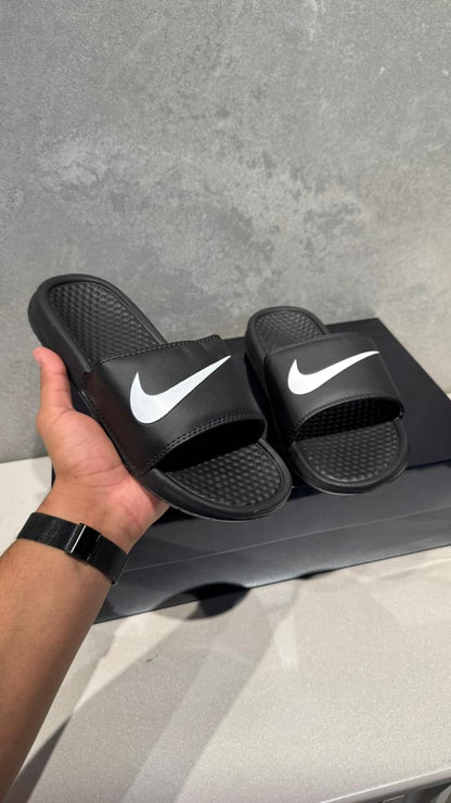 CHANCLA NIKE CLASICA NEGRA
