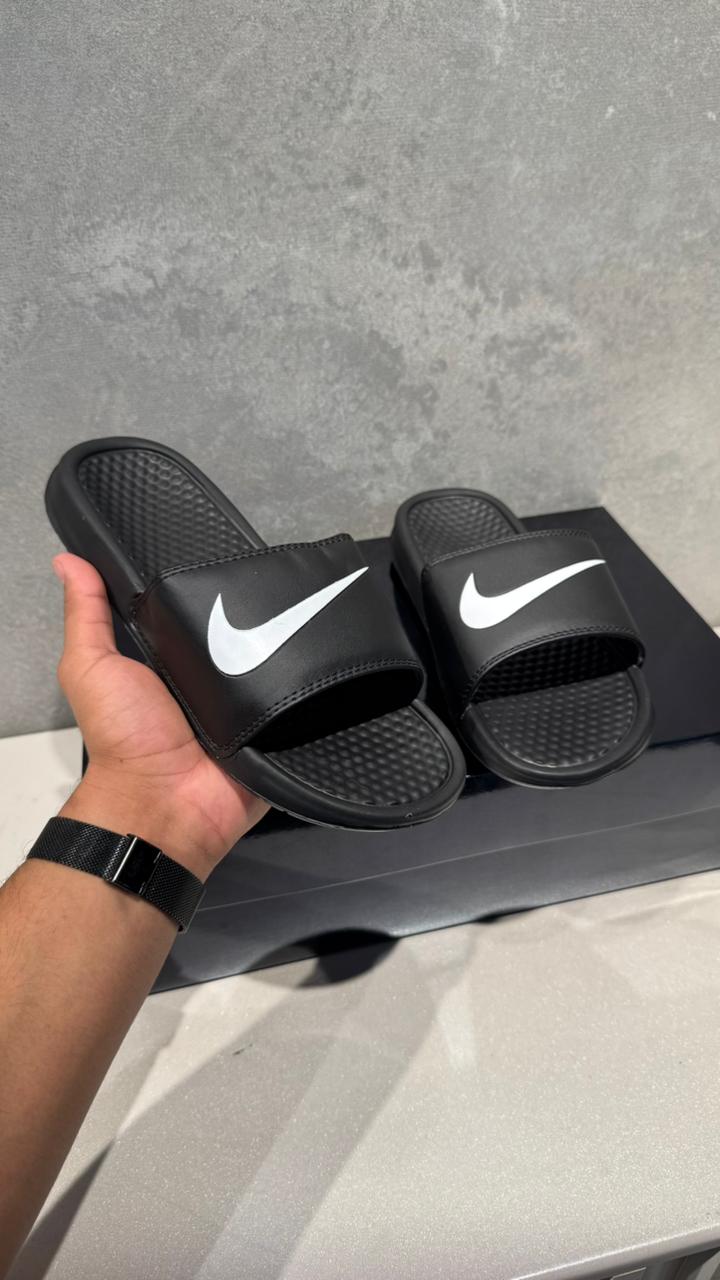 CHANCLA NIKE CLASICA NEGRA