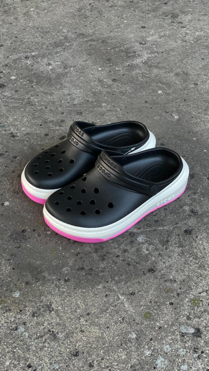 CROCS NEGRO BLANCO FUCSIA
