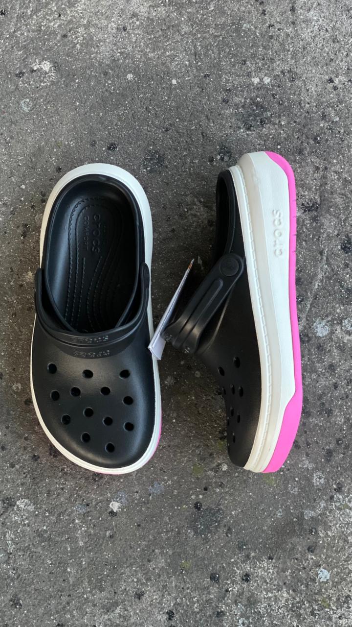 CROCS NEGRO BLANCO FUCSIA