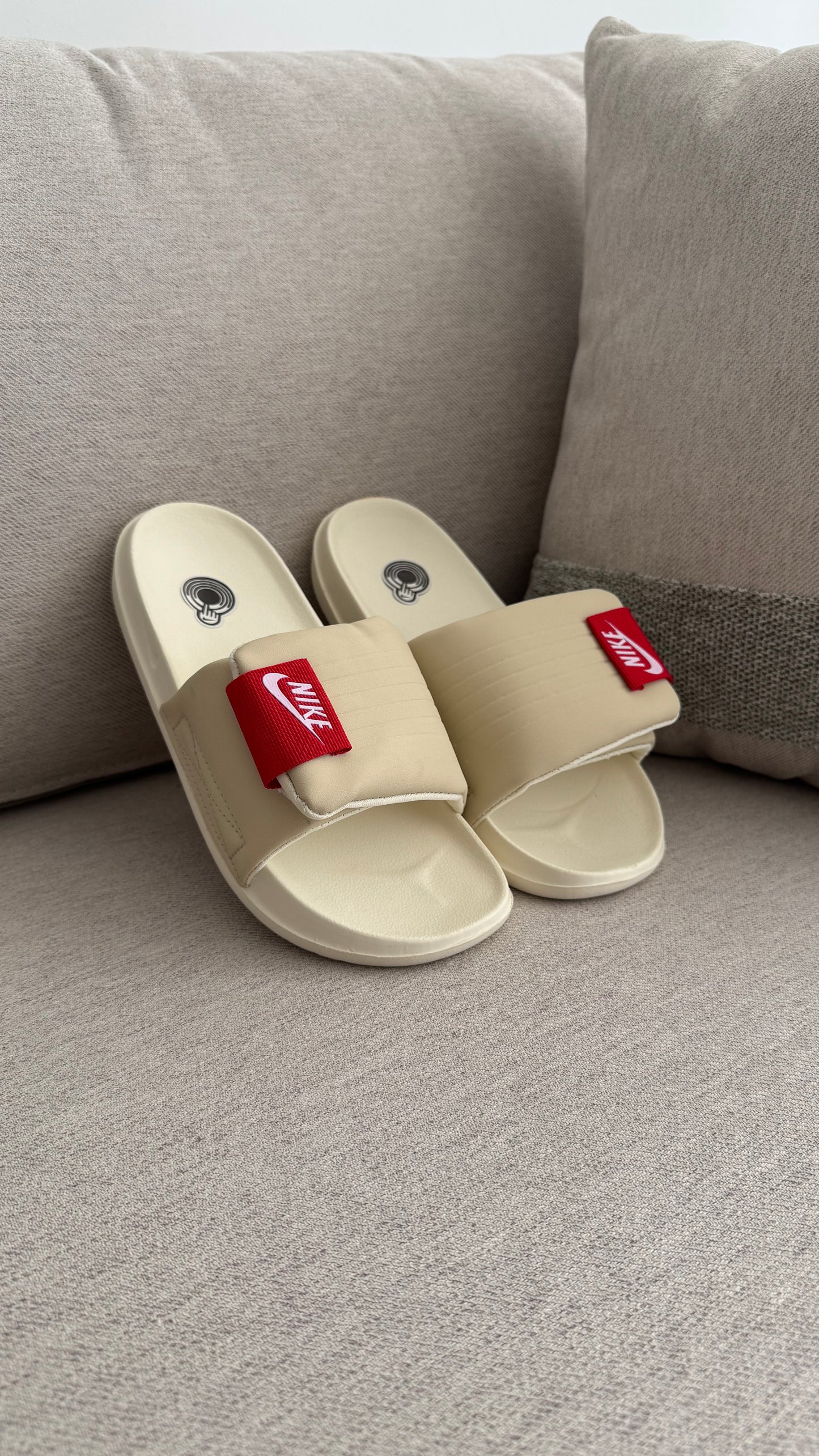 NIKE CHANCLA PANTUFLA BEIGE