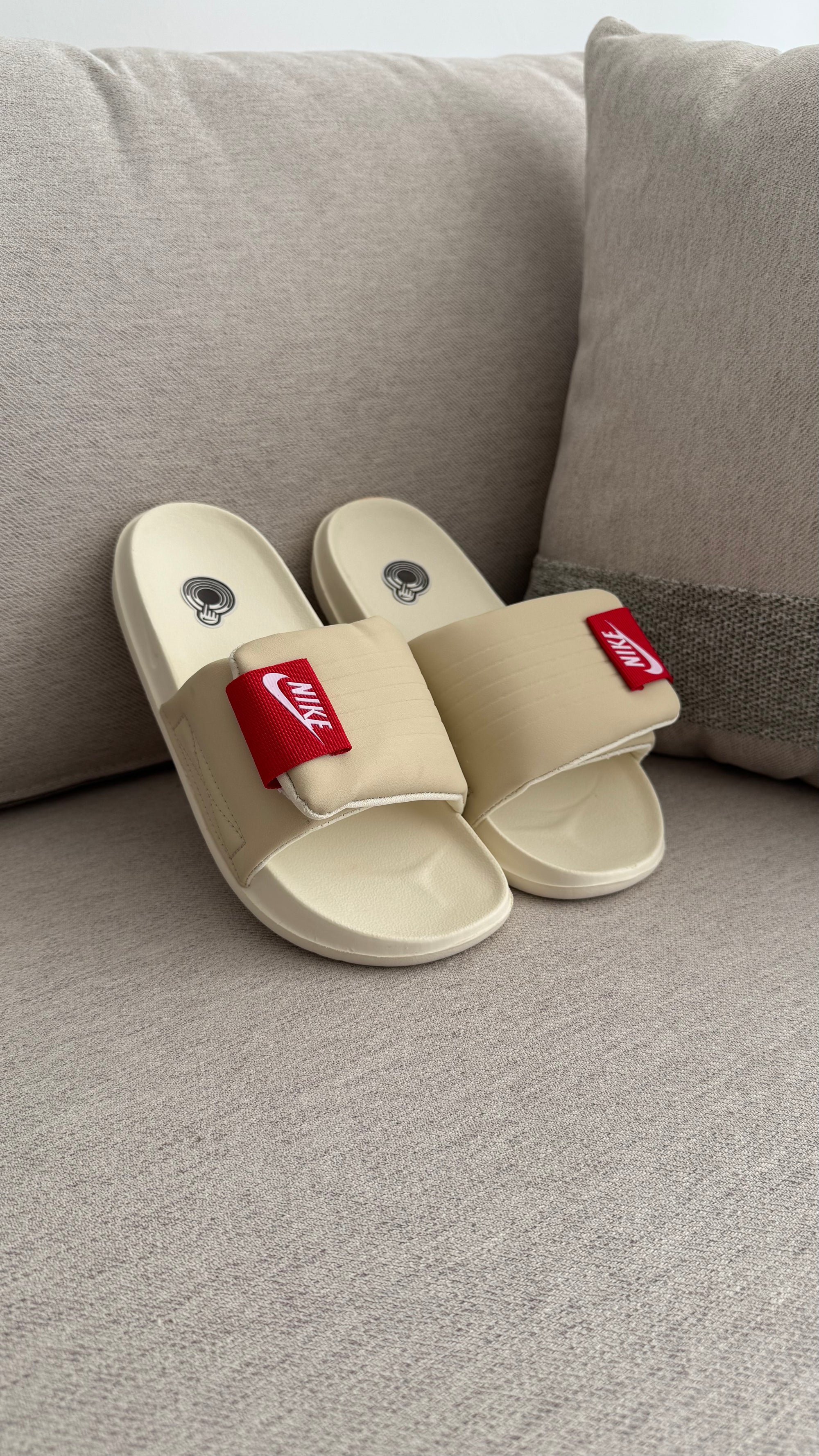 NIKE CHANCLA PANTUFLA BEIGE