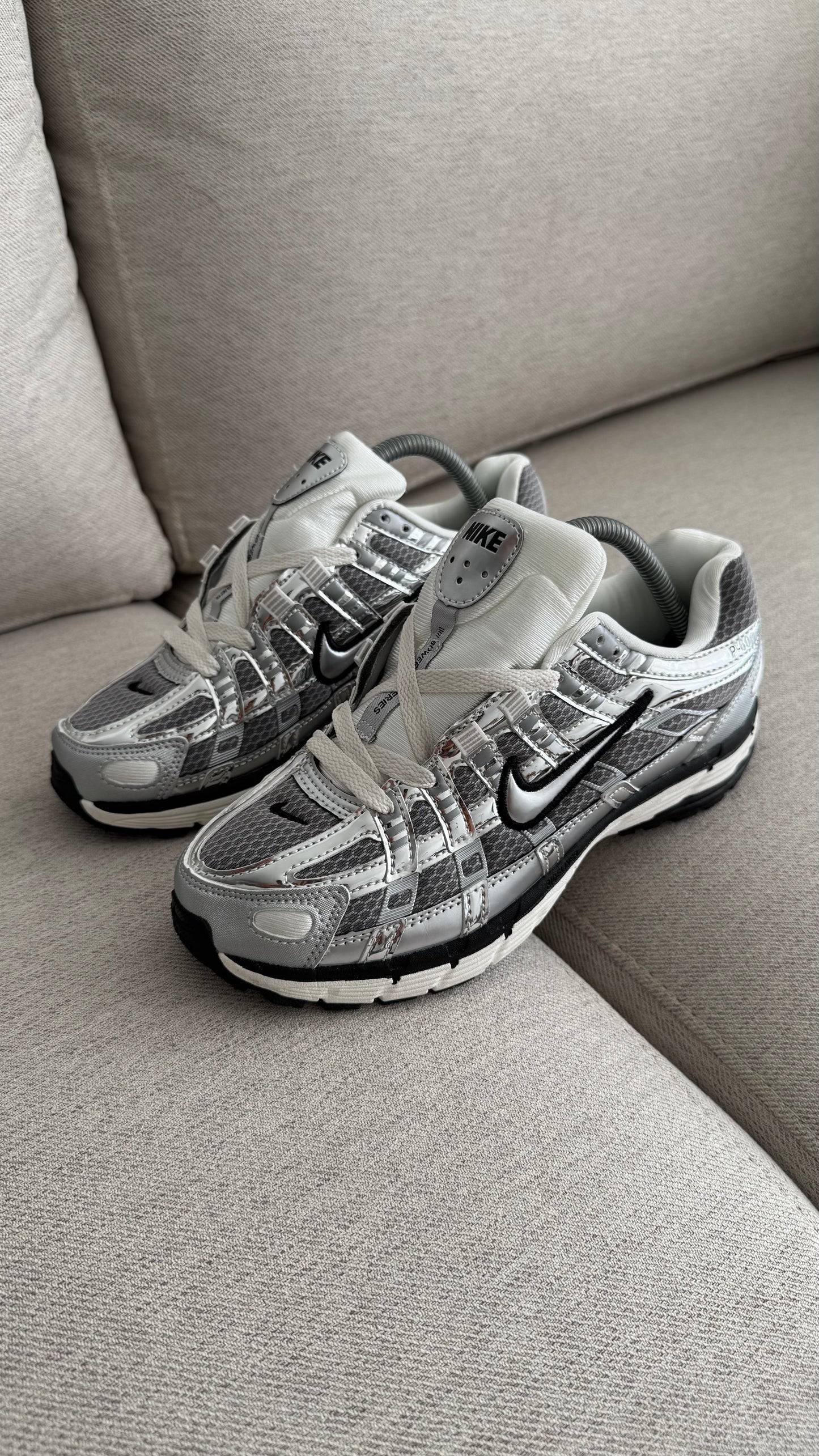 NIKE P6000 PLATEADO