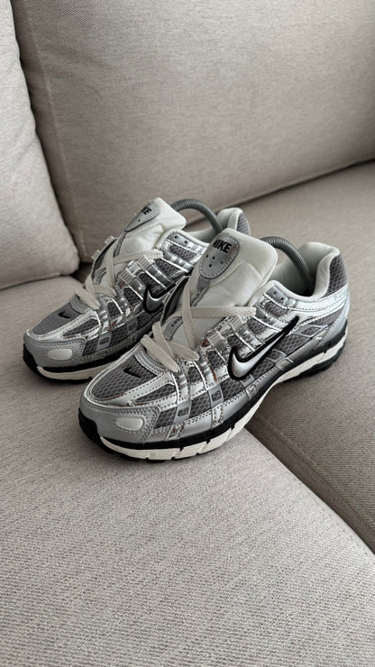 NIKE P6000 PLATEADO