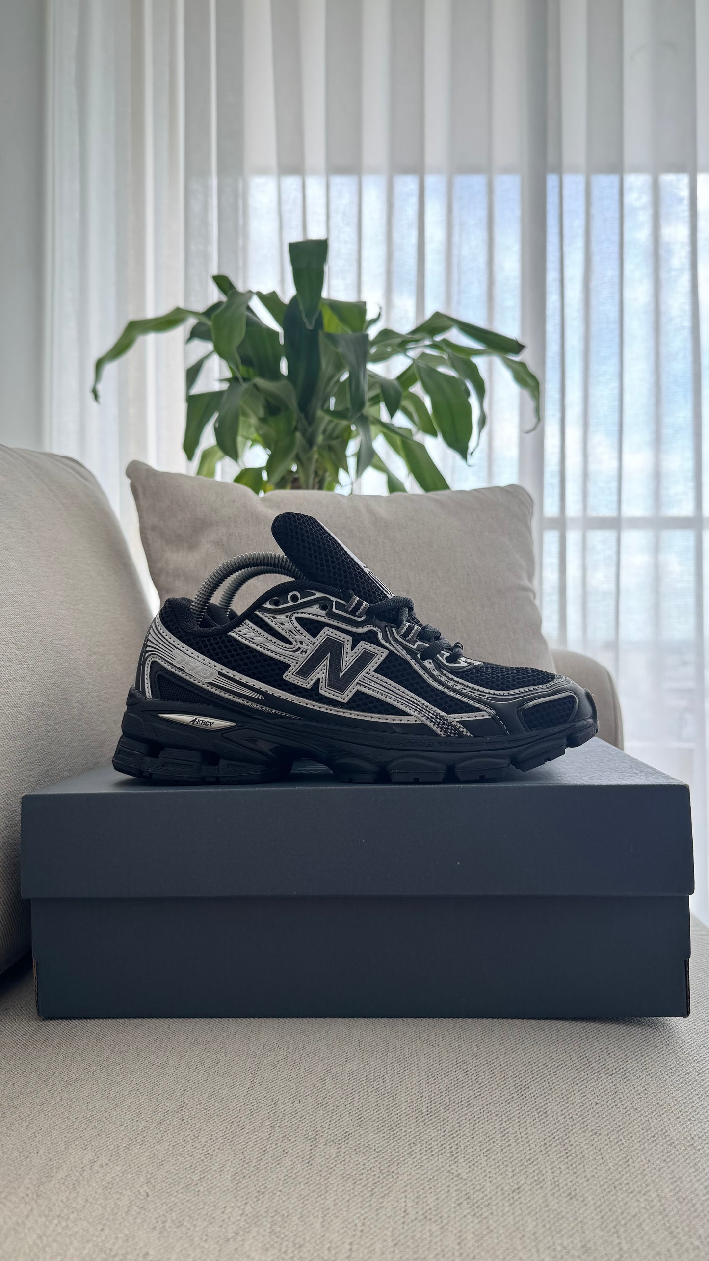 NEW BALANCE 740 NEGRA PLATA